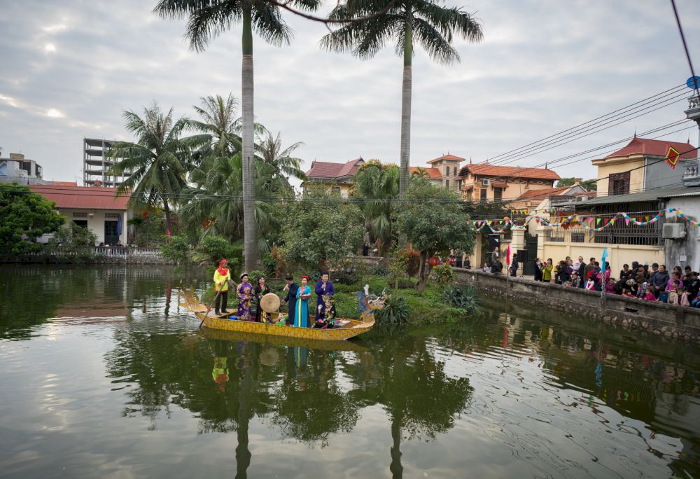A vibrant spring celebration in Bac Ninh, Vietnam, renowned for its captivating "Quan Họ" folk singing, a UNESCO-recognized intangible cultural heritage (Source: Canva)